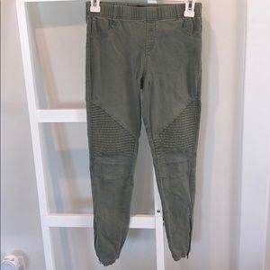 Green ribbed leggings